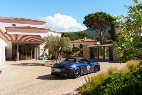 Auto sportiva all'ingresso dell'hotel La Villa Calvi
