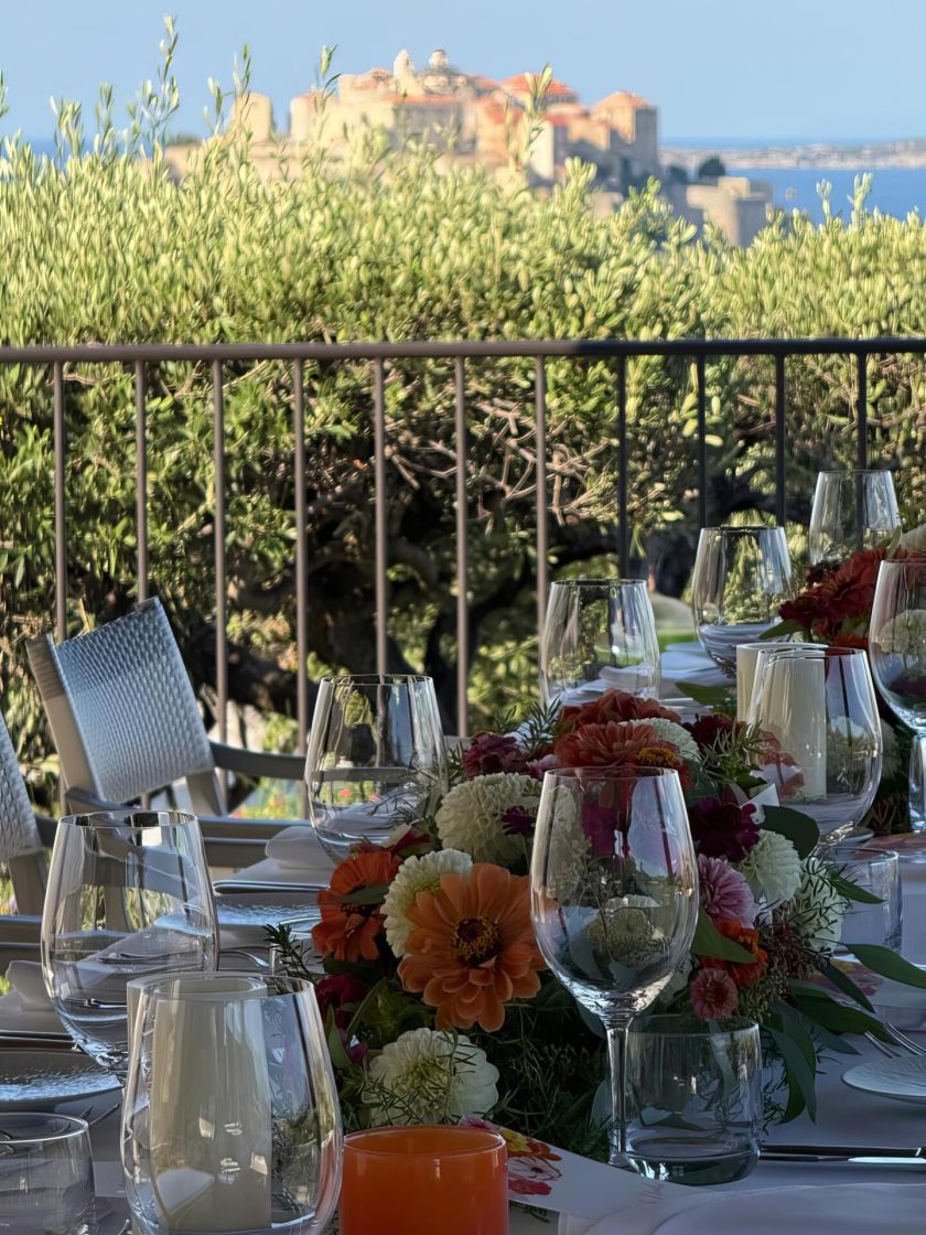 Cena di gruppo in terrazza con vista sulla baia