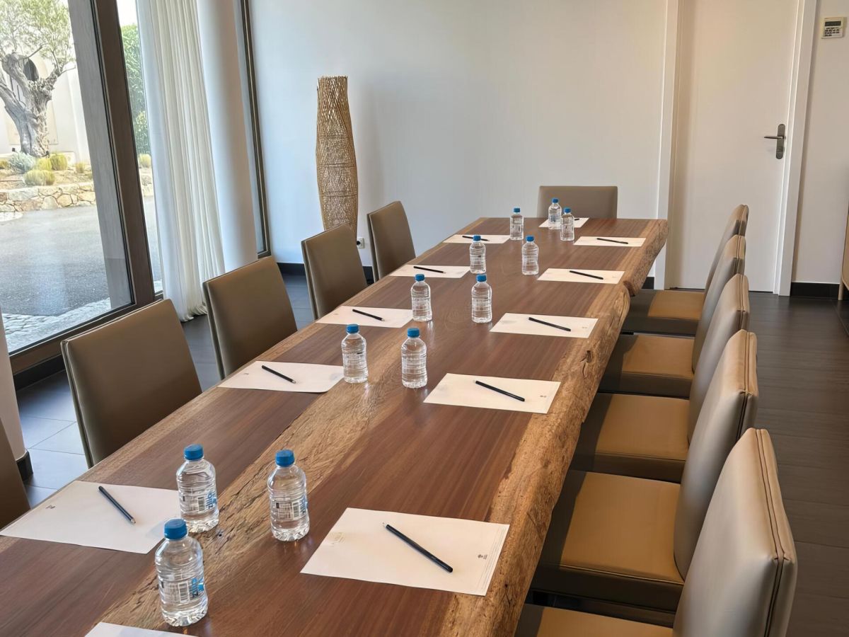 Sala riunioni luminosa in configurazione a consiglio